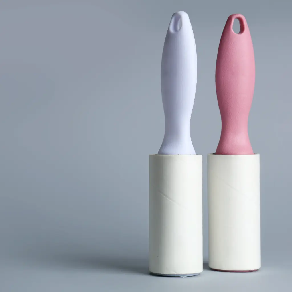 กาใช้ลูกกลิ้งในการเก็บฝุ่นบนหมวก